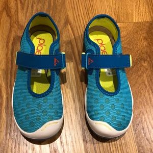 Plae water shoes, brand new